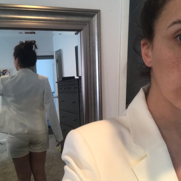 New with tags $390 Theory blazer. White. Size 10.
8089 - Picture 2 of 2